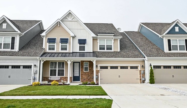Beautiful 4 bed townhouse in Bishop's Landing Community! Pool, Basketball and Pickleball Courts, Playground, Shuttle, Wifi, Fitness Center! in Millville