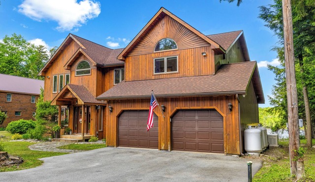 Beautiful lakefront home perfect for multifamily vacation in Remsen