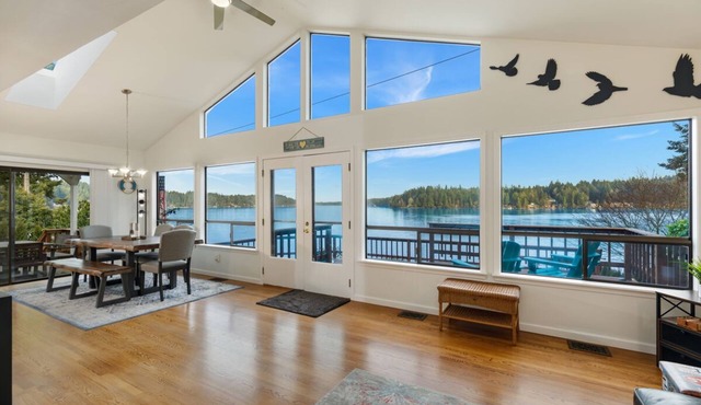 Beautiful Waterfront Getaway in Olympia