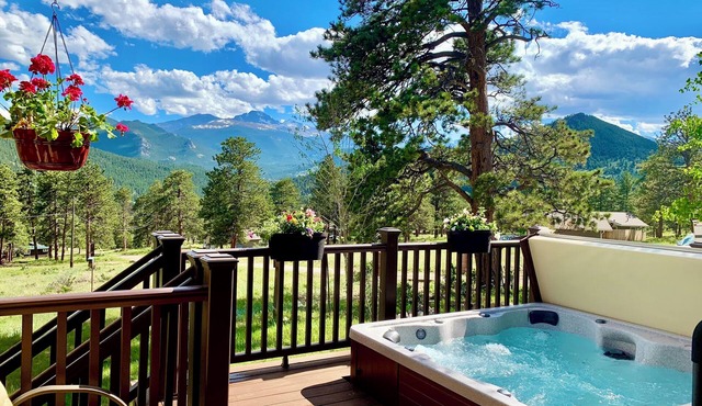 Best Views-Coaster Passes-Next to RMNP-Pool-Hot Tub-Fireplace-King Bed-A/C-BBQ in Estes Park