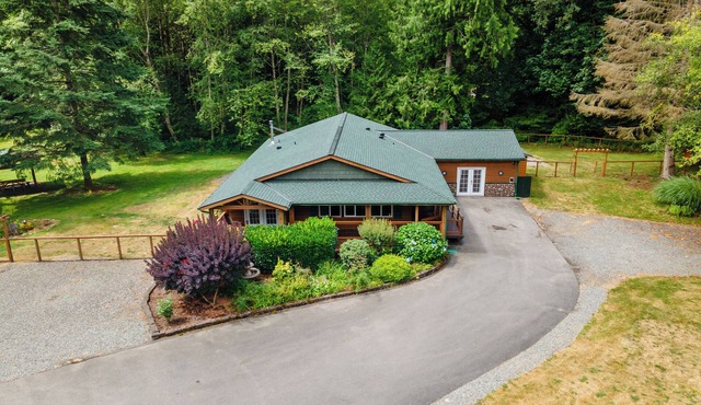 Bobcat Ranch- Dog Friendly Acreage in Issaquah's Mirrormont Neighborhood in Issaquah