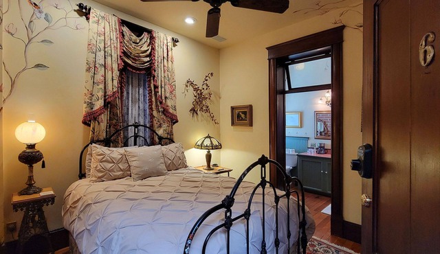 BookStayHop - Peerless Hotel~ Guest Room 6~ Downtown Ashland in Ashland