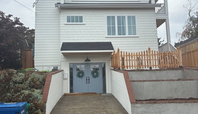 Brand new separate apt from brand new house in Alki. Steps to water! in Seattle