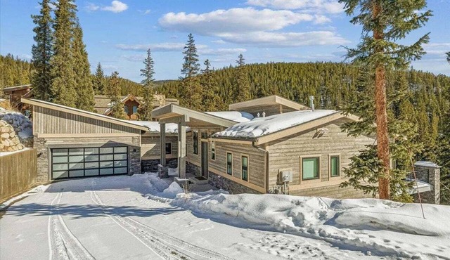 Breck Ski Home, Panoramic Views, Hot Tub, Firepit, 3 King Suites in Breckenridge
