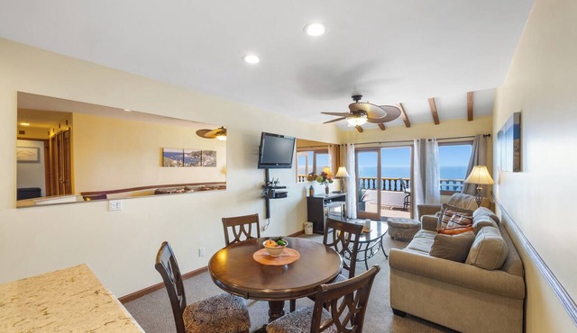 Bright & Airy Villa, Panoramic Views from all Rooms, 6-Seat Golf Cart, WIFI in Avalon