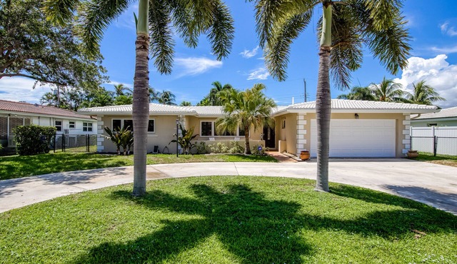 Bright, one-level home, Florida room, Sony 85” 4k TV, W/D & AC - near the beach in Lauderdale by the Sea