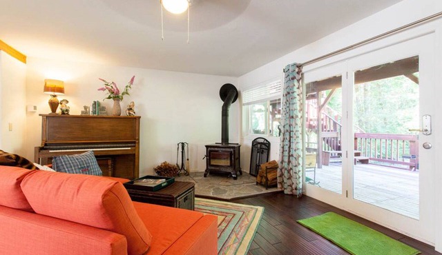 Bright Urban Guesthouse, Walk to Cafe and Shops, golf driving range at backyard in Happy Valley