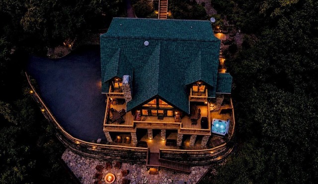 Cabin, hot tub, fire pit, pool, resort access, boating, spa, golf, hiking in Lake Lure