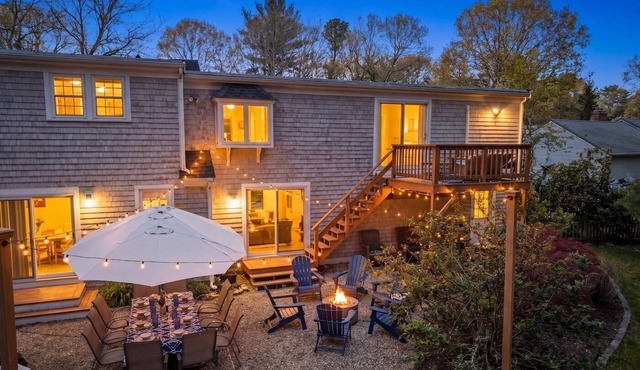 Cape scape , 2 king suites, master w/hot tub, patio, beach pass, lots of games. in Barnstable