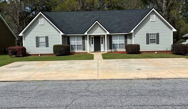 centrally located 3 bed 2 bath in Albany