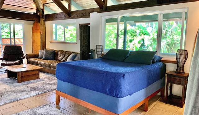 Charming 1-bedroom loft in wonderful Hana town walking distance to beach.