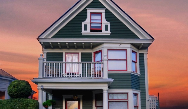 Charming 1901 Victorian Gem - 2BR Urban Escape AC Apartment in Downtown Tacoma in Tacoma
