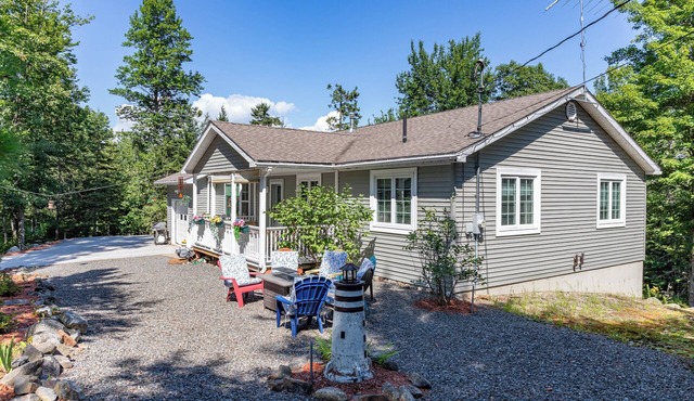 Charming 2-bedroom cottage located near Sandy Point Beach. in Stockton Springs