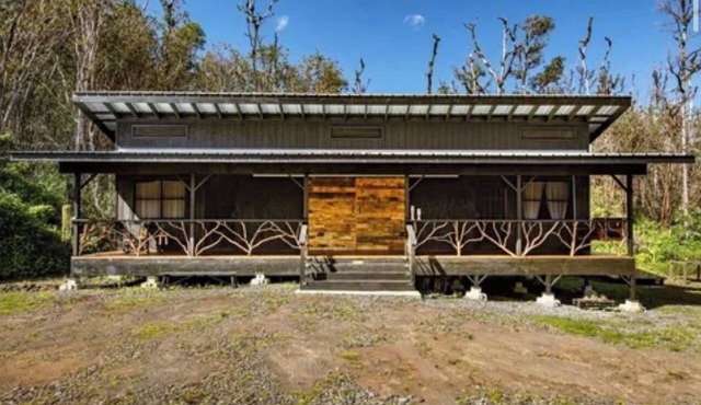Charming 2-bedroom off grid cabin in peaceful Hawaiian Acres getaway