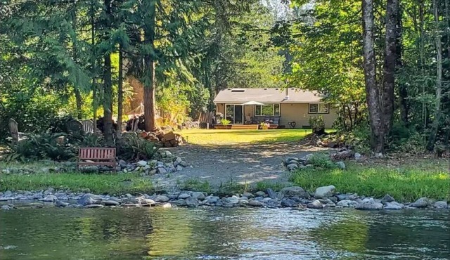 Charming 2-bedroom cabin on the Sultan River in Sultan