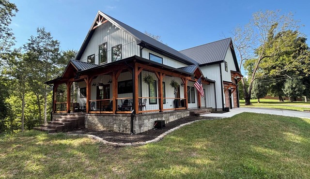 Charming 3-bedroom Brand New cabin in peaceful Lynchburg, TN. in Lynchburg