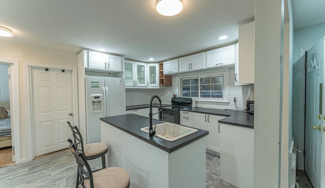 Charming 3-bedroom house in lovely Dix Hills with WiFi, AC in Dix Hills