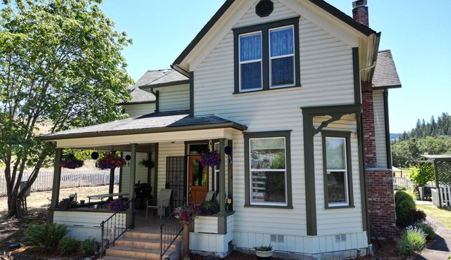 Charming 4-bedroom Pearce Historic Farmhouse in Roseburg with AC and WIFI in Roseburg