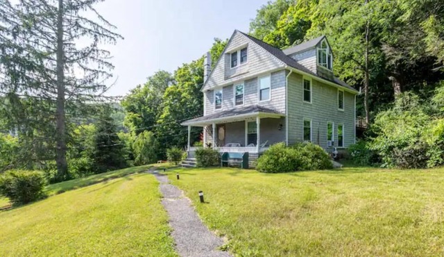 Charming and relaxing 4b farmhouse group getaway - across from covered bridge in Sharon
