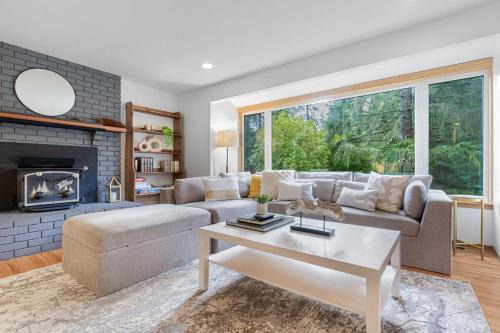 Charming and Spacious House with Relaxing Huge Deck in Kirkland