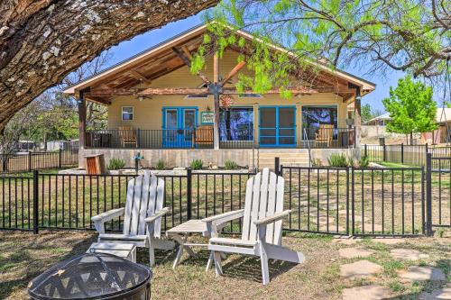 Charming Burnet Cottage w/Lake View + Porch! in Burnet