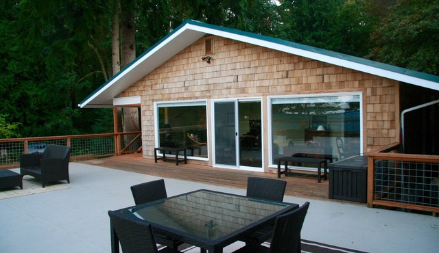 Charming Cottage With A Grand View Overlooking Puget Sound And Cascade Mountains in Bainbridge Island