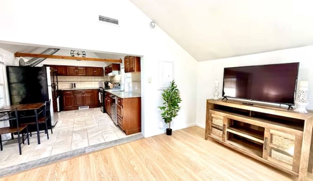 Charming cottage in beautiful Redding minutes from Ridgefield, Wilton & Danbury in Redding