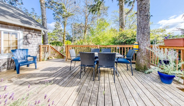 Charming Dog-Friendly Cottage with AC, Washer/Dryer, Gas Grill, Easy Beach Access in Seaside