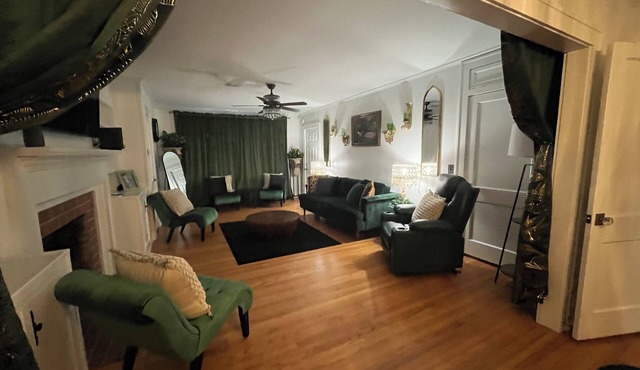 Charming Escape 4br-2ba – Sleeps 10, King, 2 Queens, 2 Twin Bunks, 2 levels in Andalusia