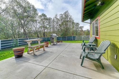 Charming Grants Pass Cottage w/Patio & Gas Grill! in Grants Pass