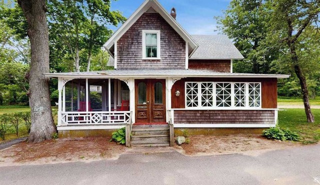 Charming home with walkable beach, large yard, deck, fire pit, and A/C in Oak Bluffs