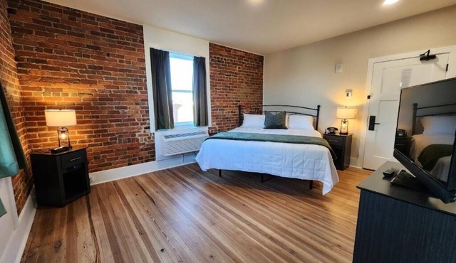 Charming Hotel in Downtown Griffin! Walking Distance to Many Restaurants! in Griffin