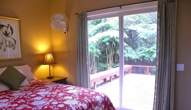 Charming Kaloko Mountain Cottage with hot tub - private,secluded and cozy! in Kailua Kona
