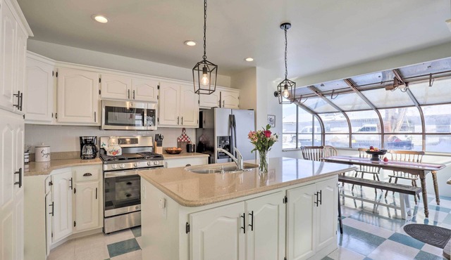 Charming Mt Pleasant Home in Historic Dtwn! in Mount Pleasant