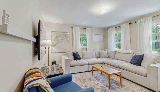 Charming Retreat w/WiFi, Ping Pong Table & Walking Distance to the Ocean in Cumberland