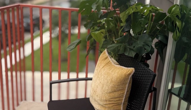 Charming Studio: A MUST STAY LOCATION W/a queen bed to host your dreams. in Dallas