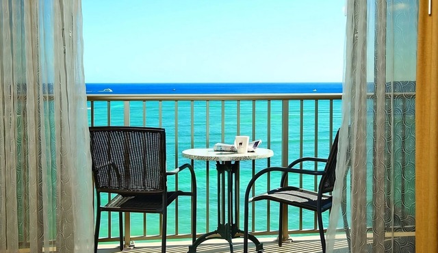 Charming Tropical Getaway! Onsite Dining, Pets Allowed, Steps To Waikiki Beach