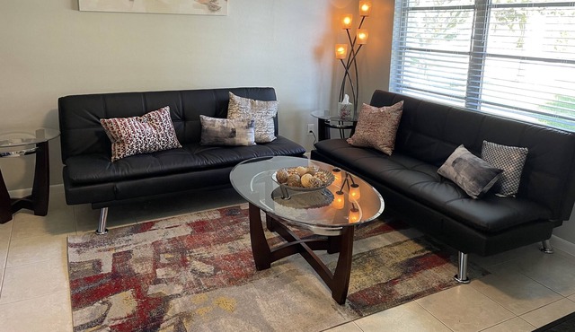 CHARMING, UPDATED, PROFESSIONALLY DECORATED RETREAT CLOSE TO BEACH, SLEEPS 6 in Naples