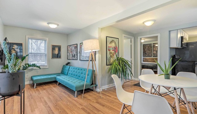 Charming Warwick Vacation Rental: Walk to Bay in Warwick