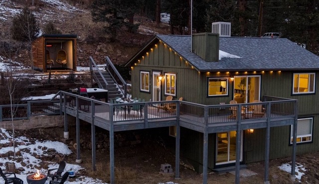 Chateau Summit: Cuddle Cabin, HotTub, Sauna, Pizza Oven, Fitness & Views in Bailey