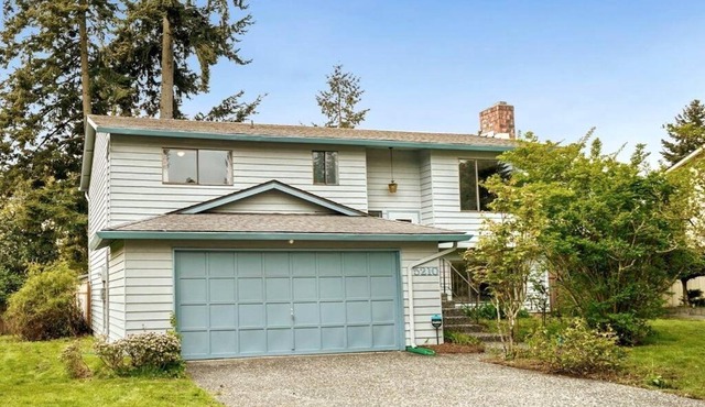 Cheerful 3-beds 3-baths home with ample parking in Edmonds
