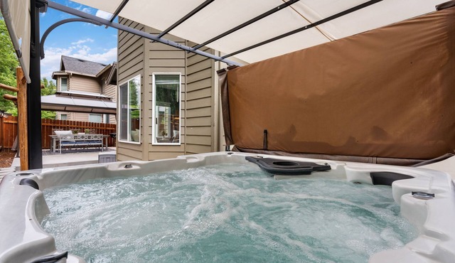 Cheerful Pet friendly Hot tub home located in Springer Estates. in Vancouver
