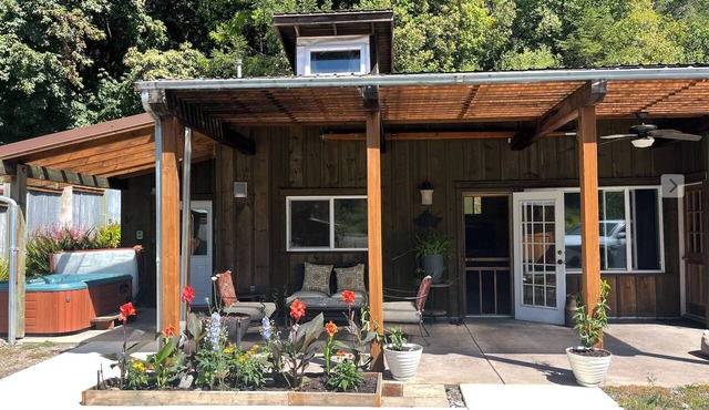 Chetco Riverfront Cottage/Hot Tub/Ev Charger in Brookings