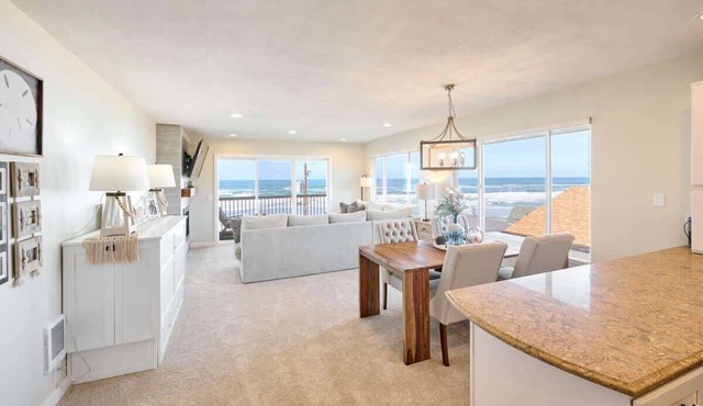 Chic Ocean View Condo - Top Floor - Fireplace! in Lincoln City