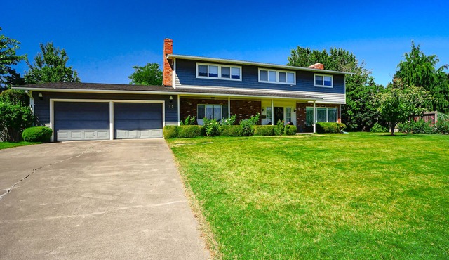 Classic & elegant house with entertainment & spacious, laid-back yard in College Place