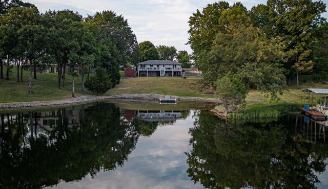 Classic Lakeside Vacation Sleeps 9 in Marion