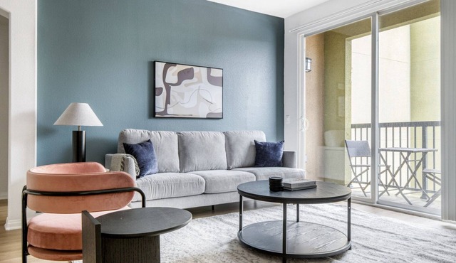 Classic Playa Del Rey 2BR w/Pool, Jacuzzi & Gym, near LAX, by Blueground in Los Angeles