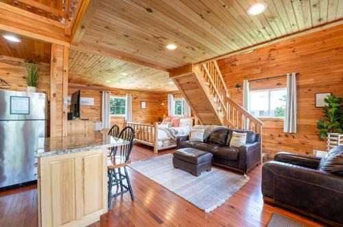 Cloud 9 Cabin with an indoor pool hot tub & fire pit in Bryant