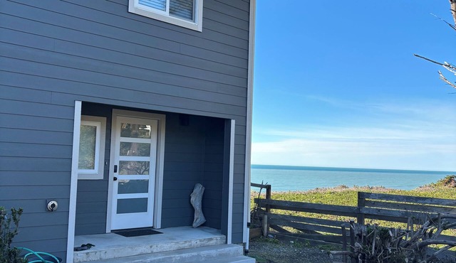 COAST LINE-Ocean Views for miles & miles. 4-bedroom 4-bath house in Lincoln City in Lincoln City