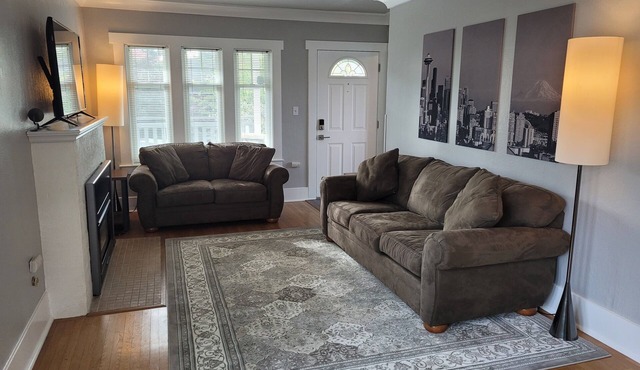Comfortable 2-bedroom, 2 decks, walking neighborhood, & minutes to downtown. in Seattle